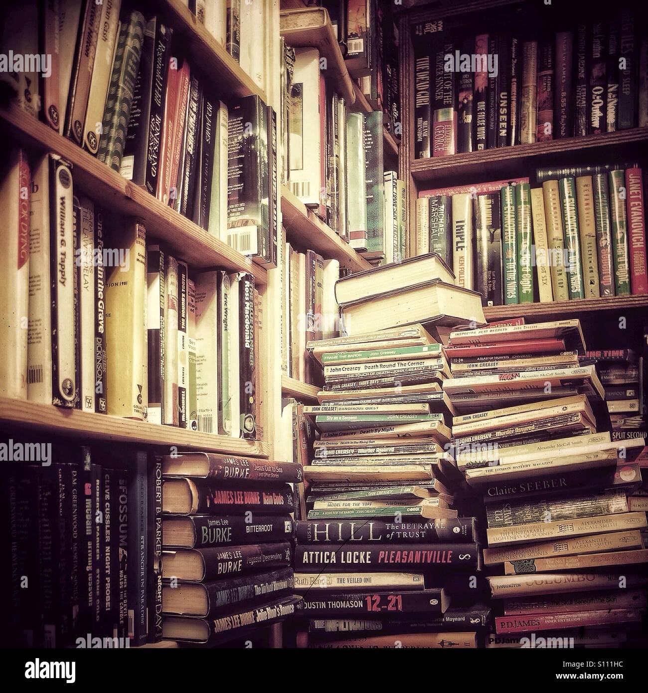 Haufen Bücher im Antiquariat Stockfoto