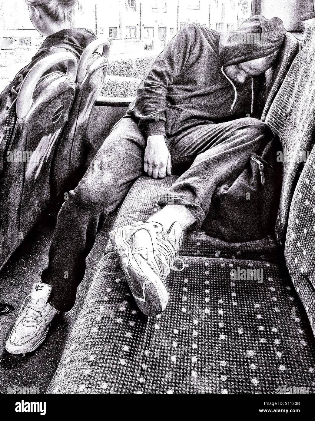 Schlafen beim Pendeln - Smartphone-aufgenommenes Stockfoto