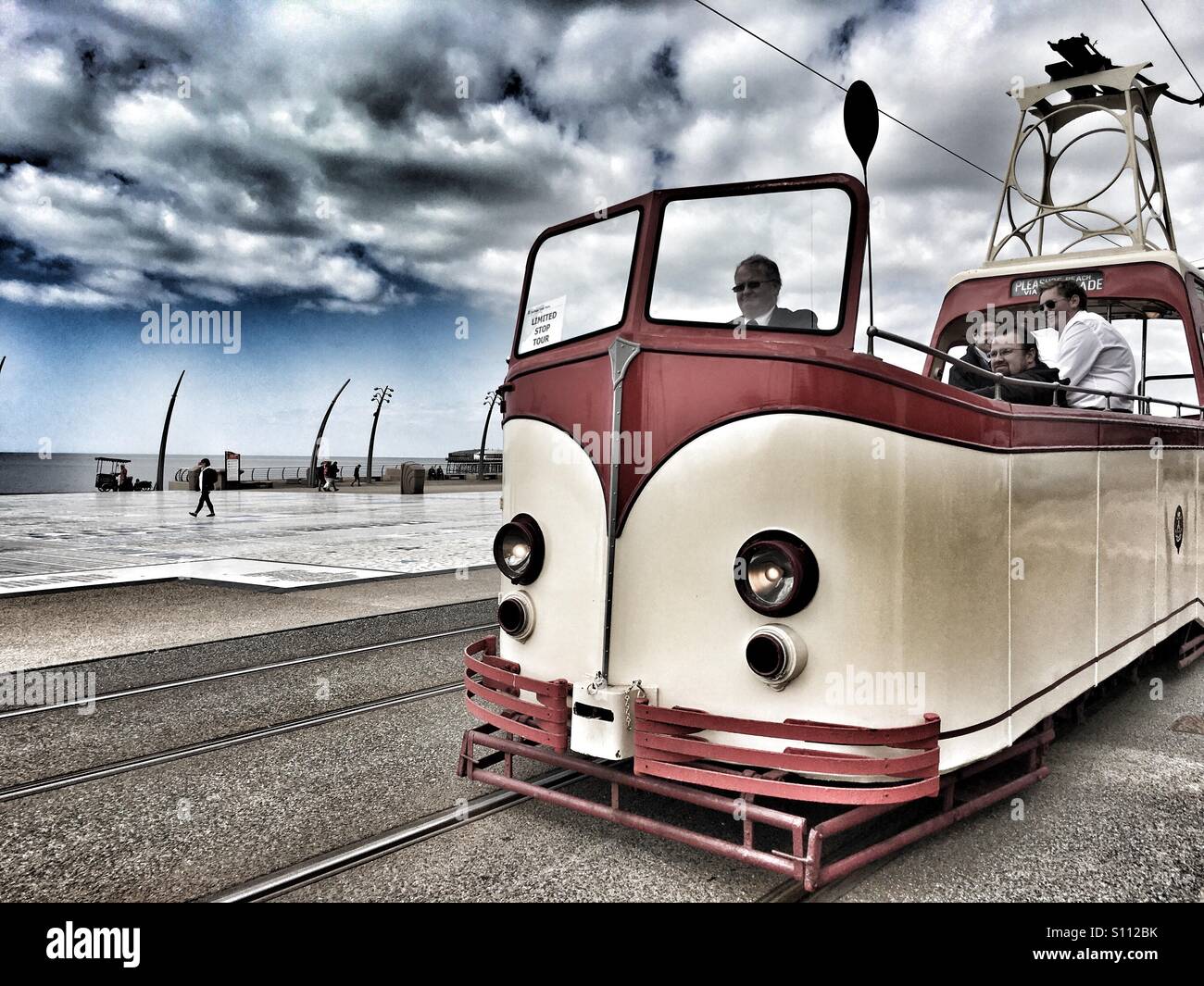 Retro-Straßenbahn Blackpool Promenade Stockfoto