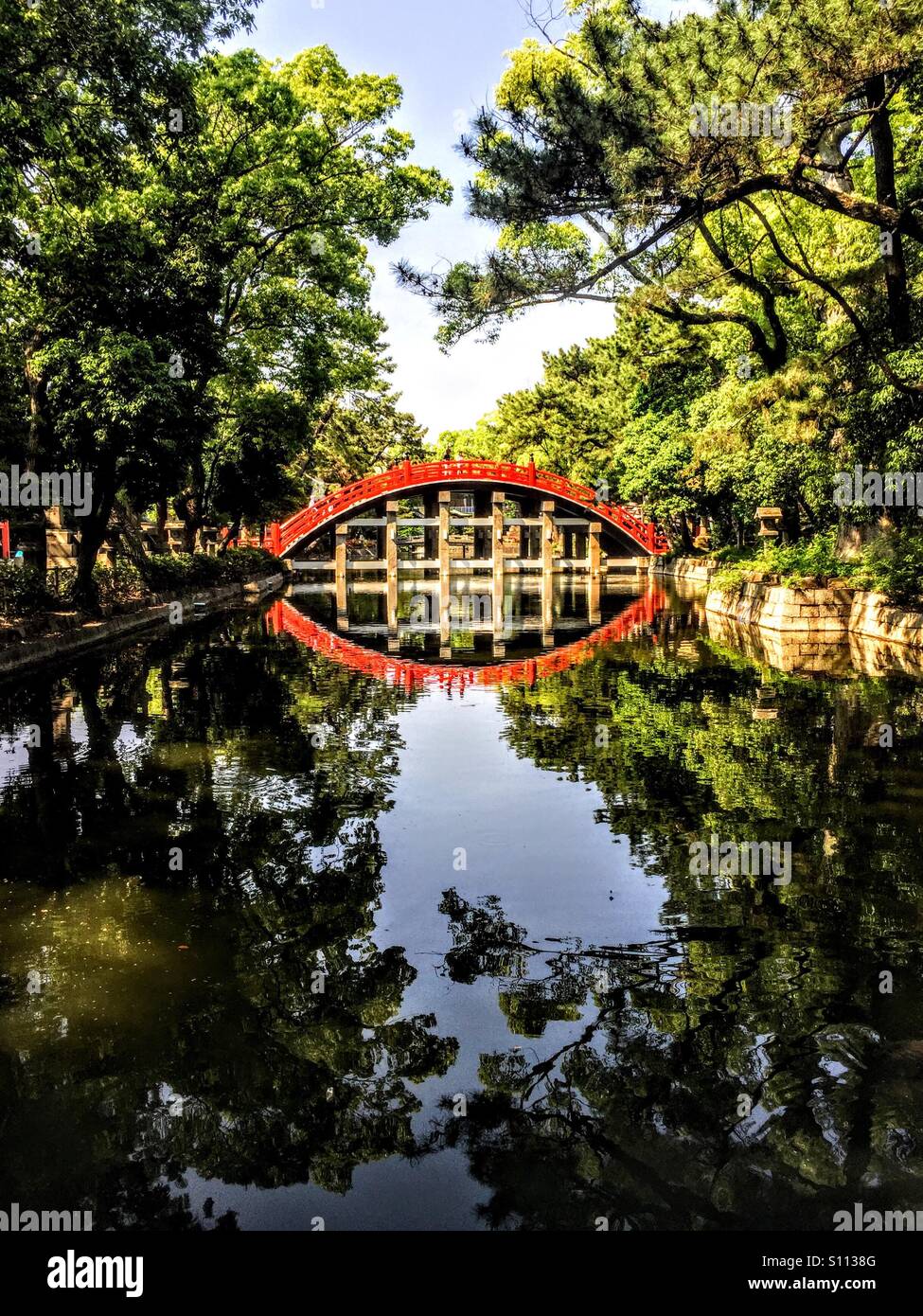 Sumiyoshi Taisha, auch bekannt als Grand Schrein Sumiyoshi, ist einem Shinto-Schrein in Sumiyoshi-Gemeinde in der Stadt Osaka, Japan. Diese Brücke überspannt den Fluss in der Nähe Stockfoto