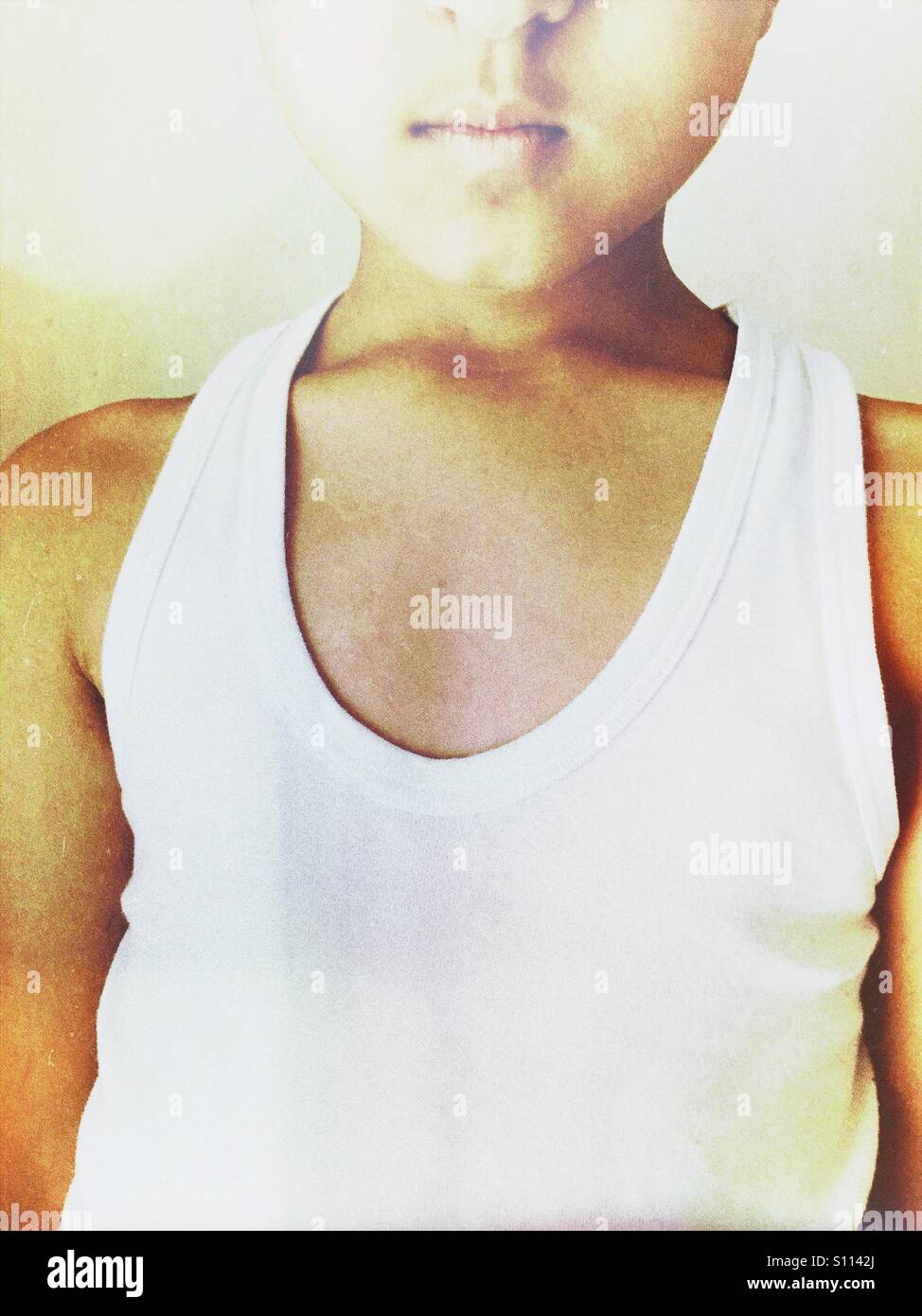 Jungen tragen eine weiße Weste - Smartphone-aufgenommenes Stockfoto