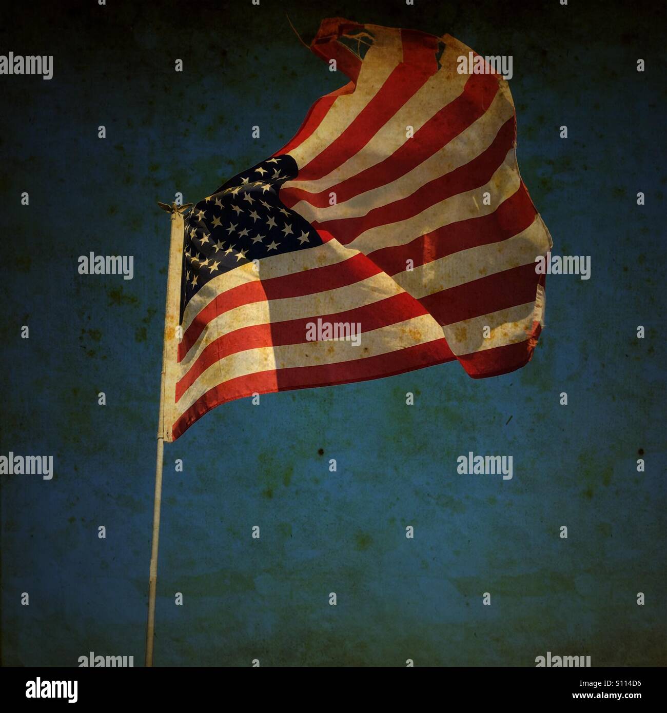 Zerfetzte amerikanische Flagge mit einem Grunge Hintergrund. Stockfoto