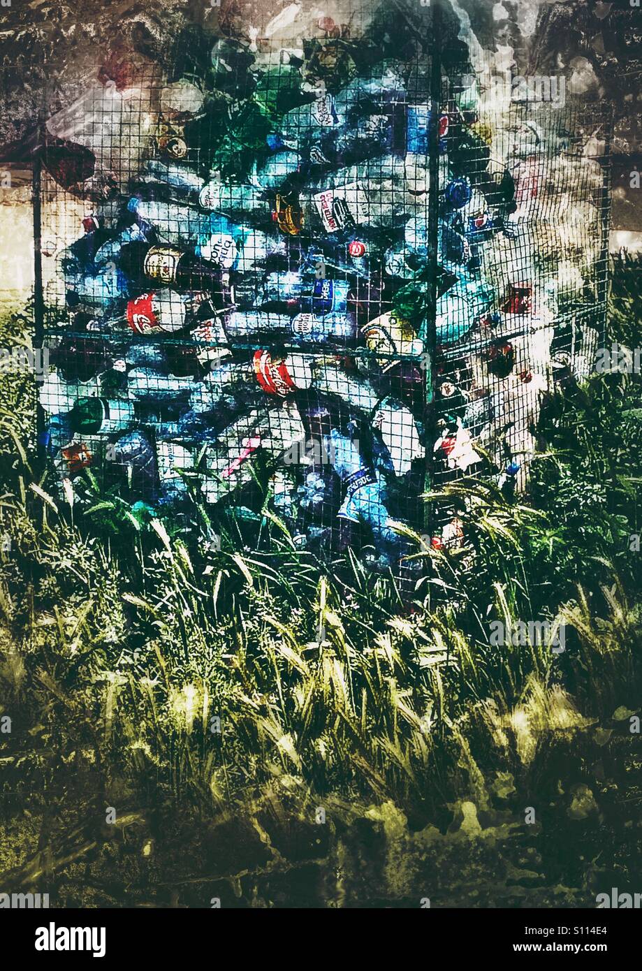 Kunststoff-Flaschen, Sebastopol, Crimea - Smartphone-aufgenommenes Stockfoto