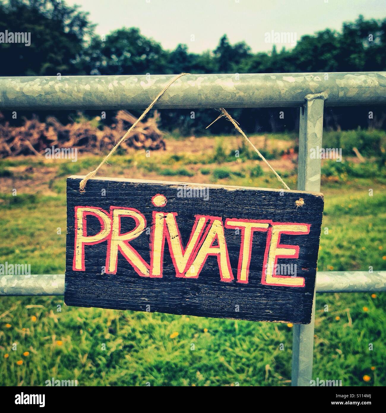 Privates Schild an Land Tor Stockfoto