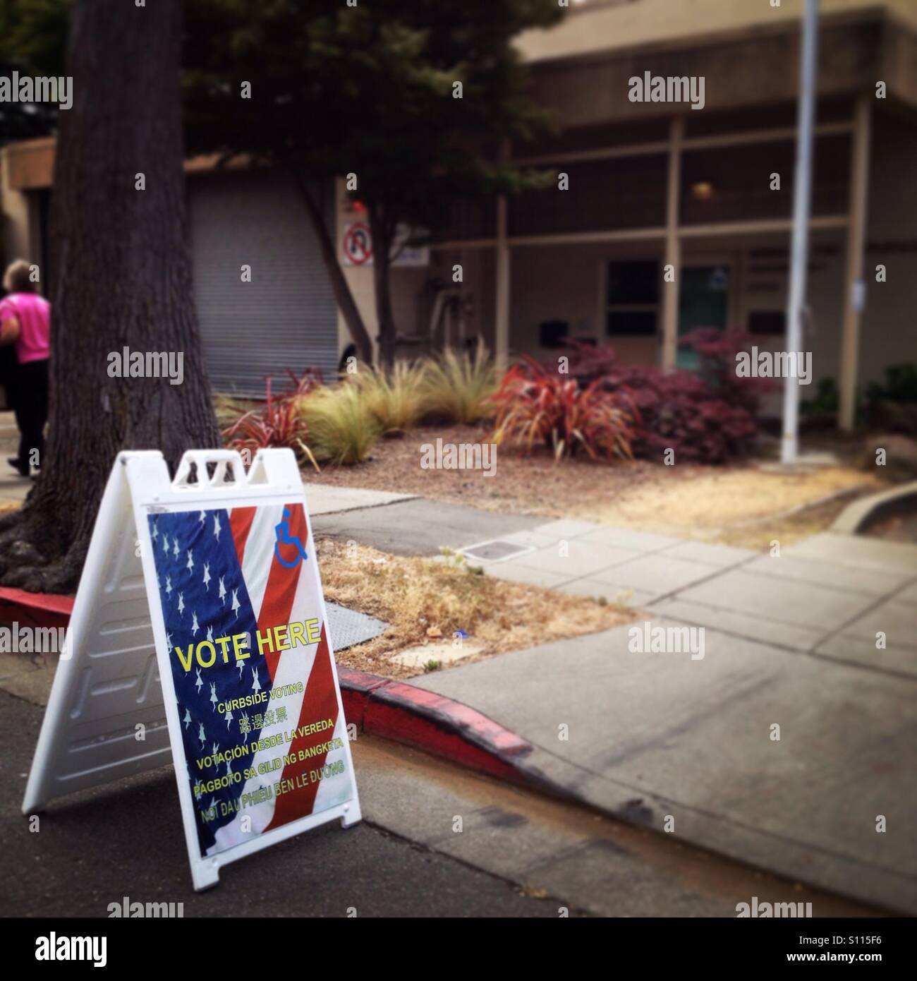 Ein Schild mit der Aufschrift „Stimme hier“, um den Wahlplatz in einem Viertel in Berkeley, Kalifornien, zu markieren. Stockfoto