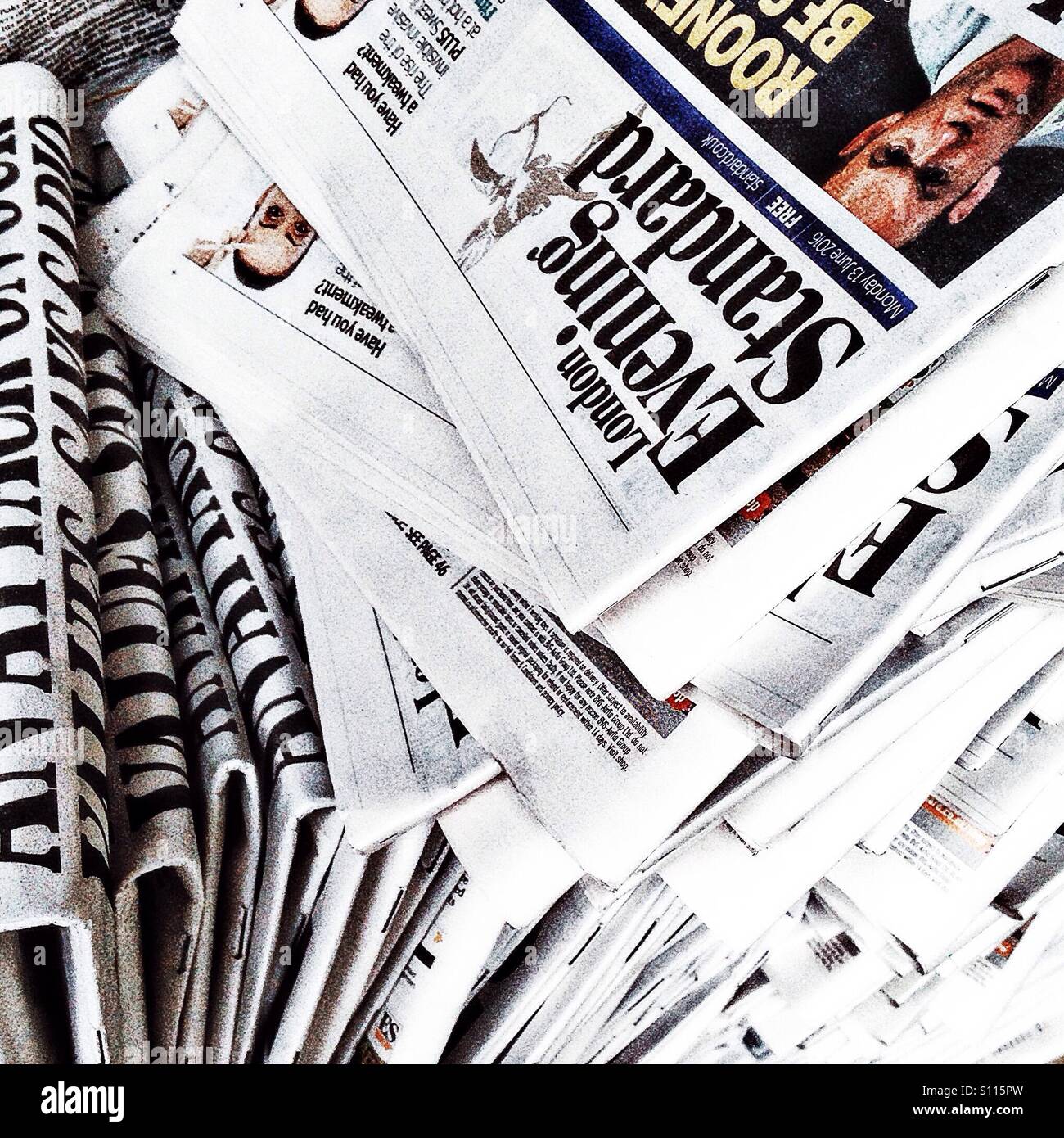 Stapel von Evening Standard Papieren in London Stockfoto