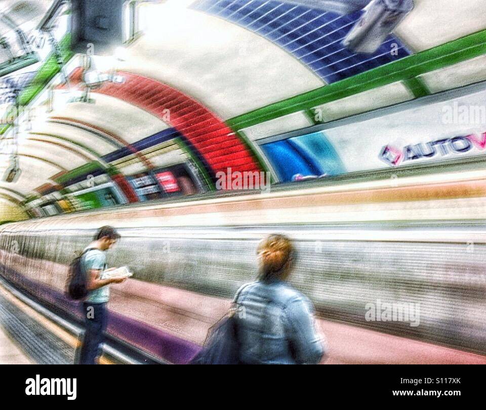 U-Bahn-Zug an der u-Bahn-Station Piccadilly Circus. - Smartphone-aufgenommenes Stockfoto
