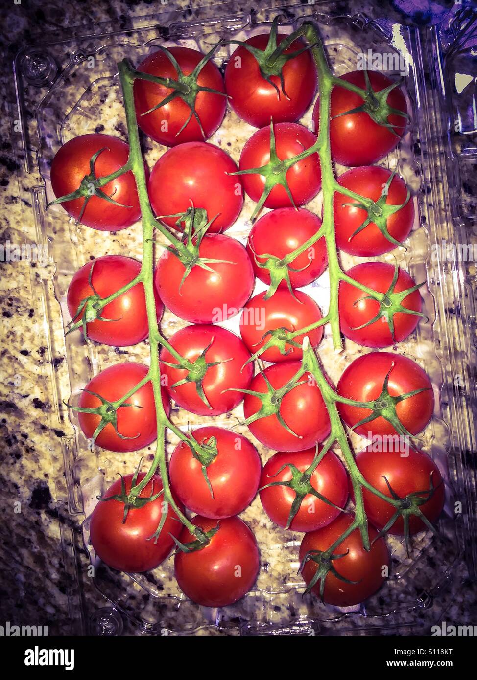 Strauchtomaten auf einem Granit-Zähler - Smartphone-aufgenommenes Stockfoto
