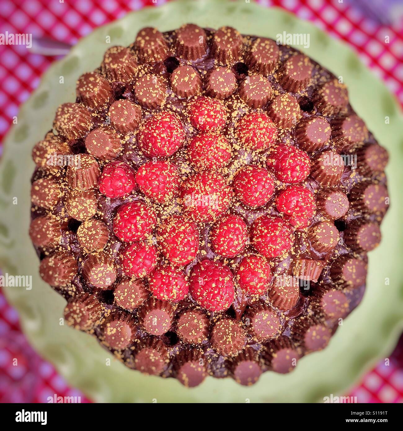 Schokoladenkuchen mit Himbeeren Stockfoto