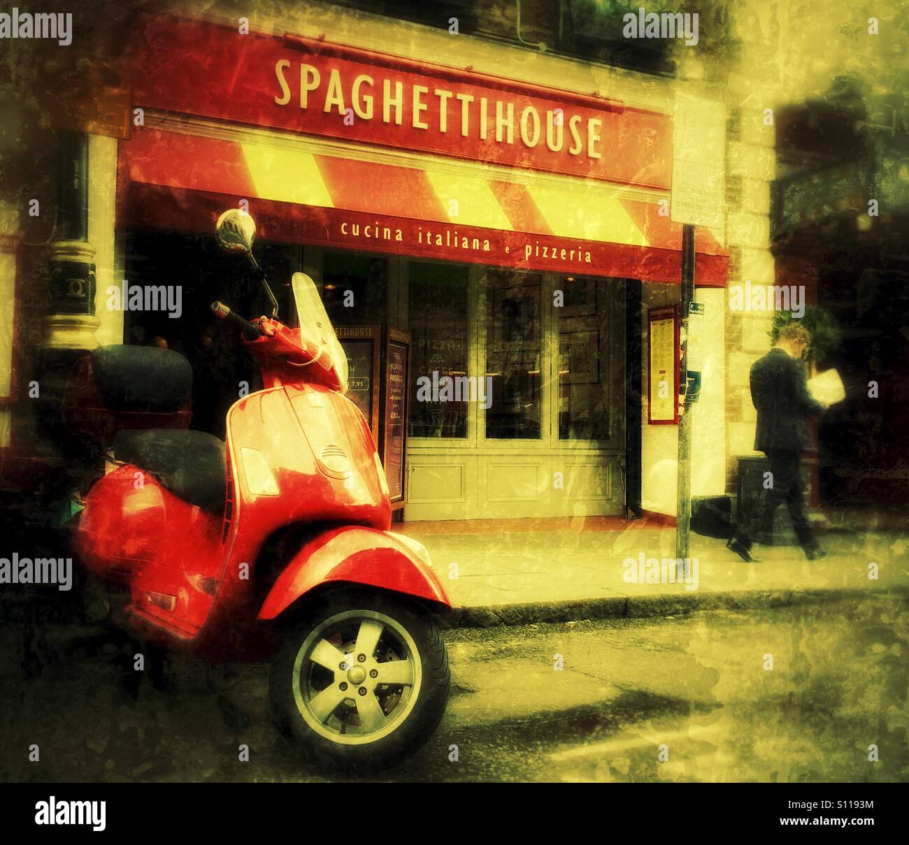 Italian Job, kultige Vespa vor Spaghetti House im Londoner Covent Garden District geparkt - Smartphone-aufgenommenes Stockfoto