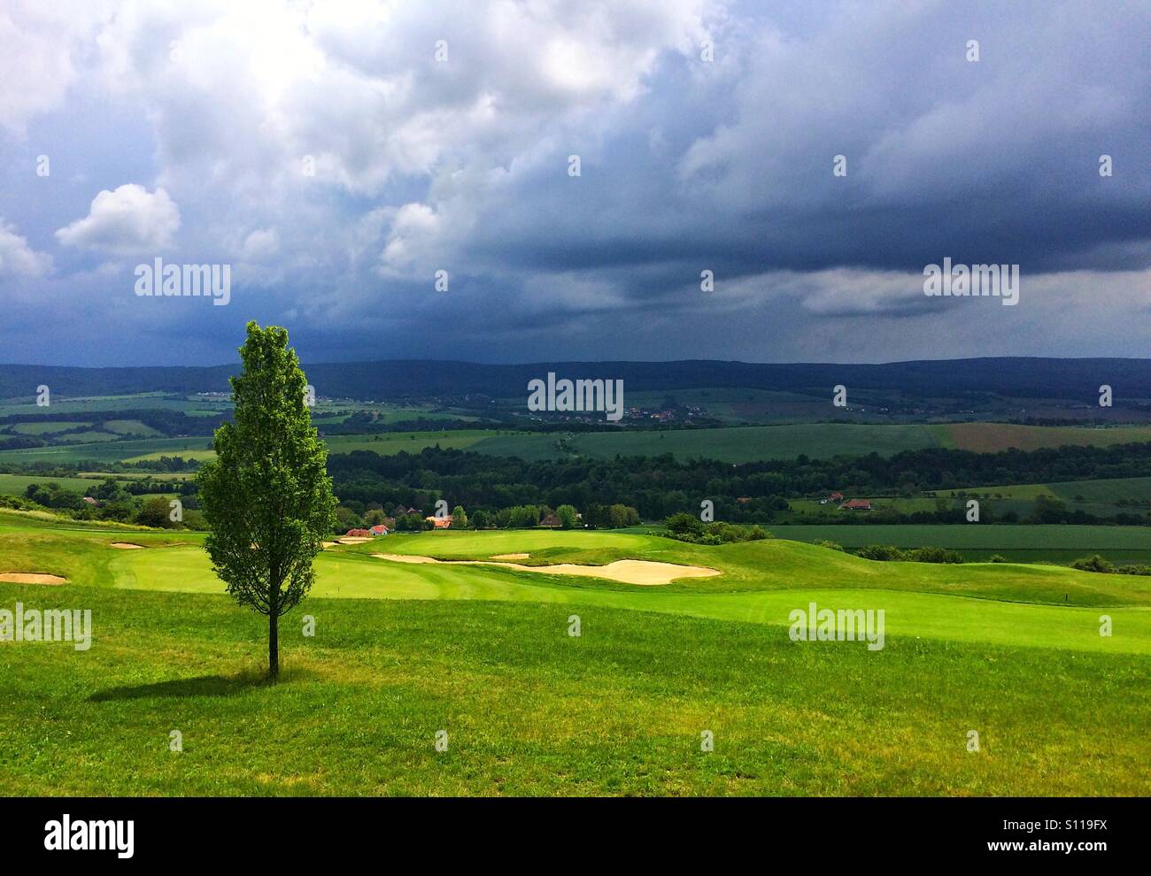 Auf dem leeren Platz vor schweren Sturm - Smartphone-aufgenommenes Stockfoto