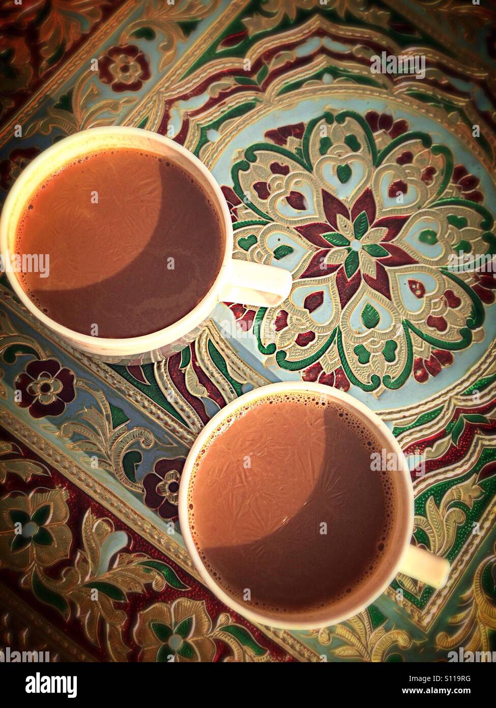 Masala Tee im indischen café - Smartphone-aufgenommenes Stockfoto