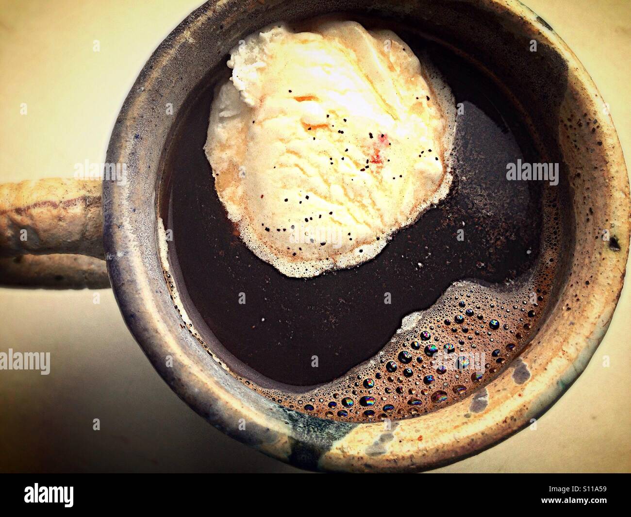 Kaffee mit Eis in den Becher Stockfoto