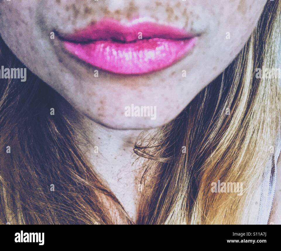 Rosa Lippenstift auf ein sommersprossiger Gesicht Stockfoto
