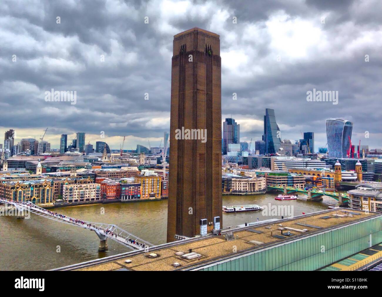 Londons Skyline Teil 2 (The New TATE Modern Galerie Terrasse auf Level 10 entnommen) - Smartphone-aufgenommenes Stockfoto
