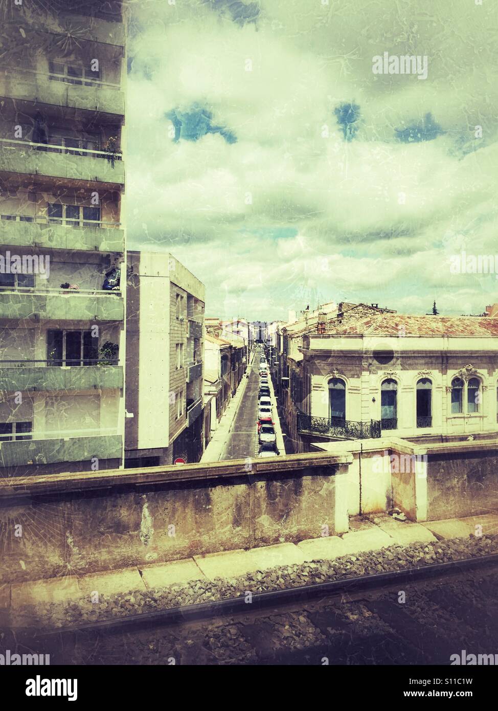 Blick von einer Plattform in Nimes Bahnhof einer langen, geraden Straße. - Smartphone-aufgenommenes Stockfoto