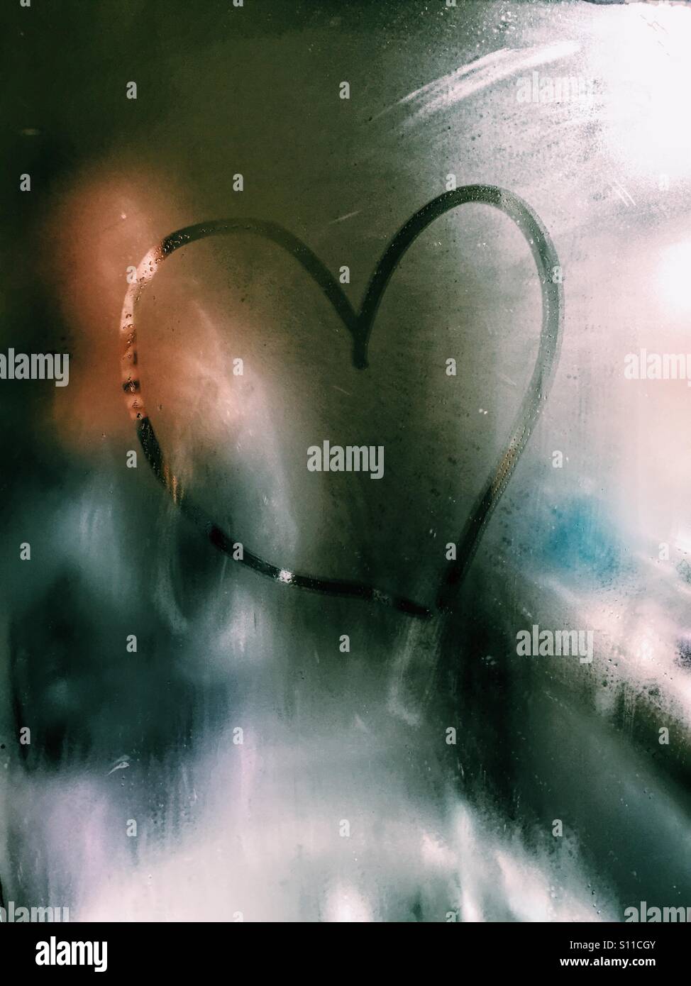 Liebe Herz auf einem dampfenden Spiegel. Stockfoto
