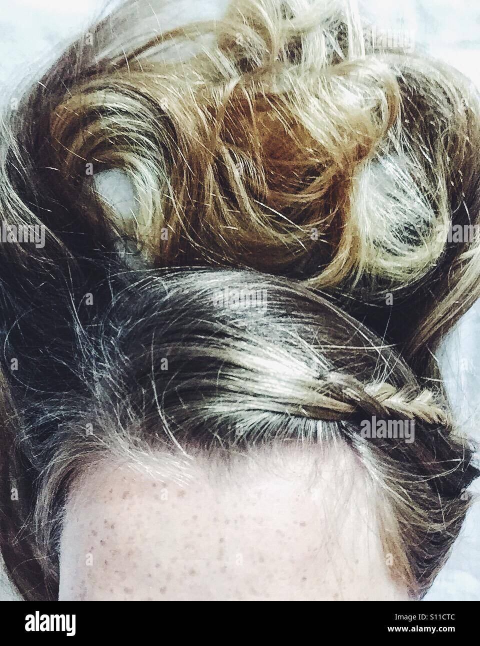 Mädchen verrückt Haare mit einem kleinen Zopf flechten. Stockfoto