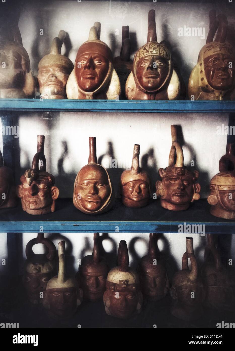 Reihen von traditionellen Inka Keramik in den Regalen im Larco Museum in Lima-Peru Stockfoto