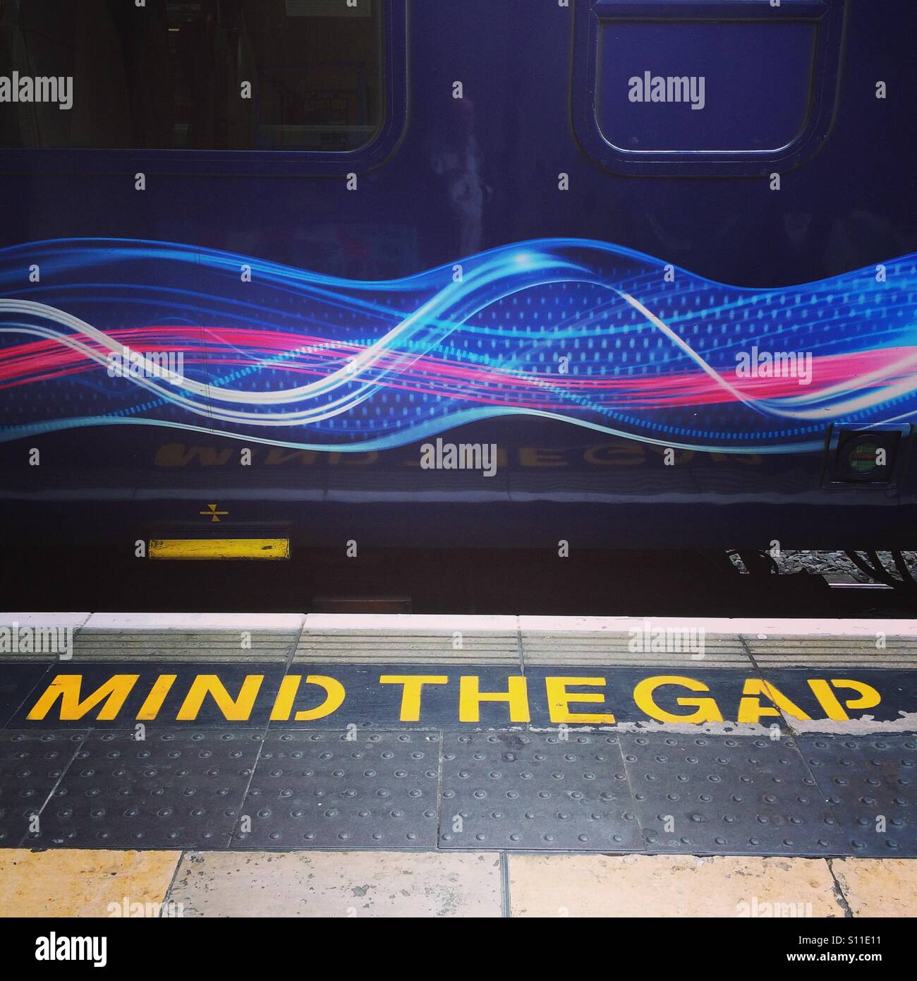 Dagegen Sie die Zeichen der Lücke an der Paddington Station, London Stockfoto