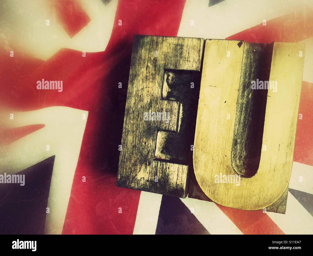 Buchstaben E und U auf britische Flagge - Smartphone-aufgenommenes Stockfoto