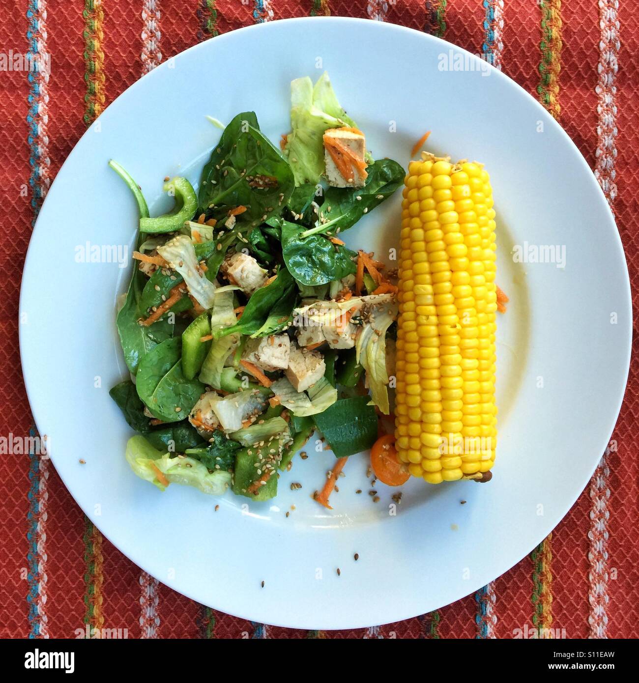 Veganes Mittagessen auf runden weißen Teller Stockfoto