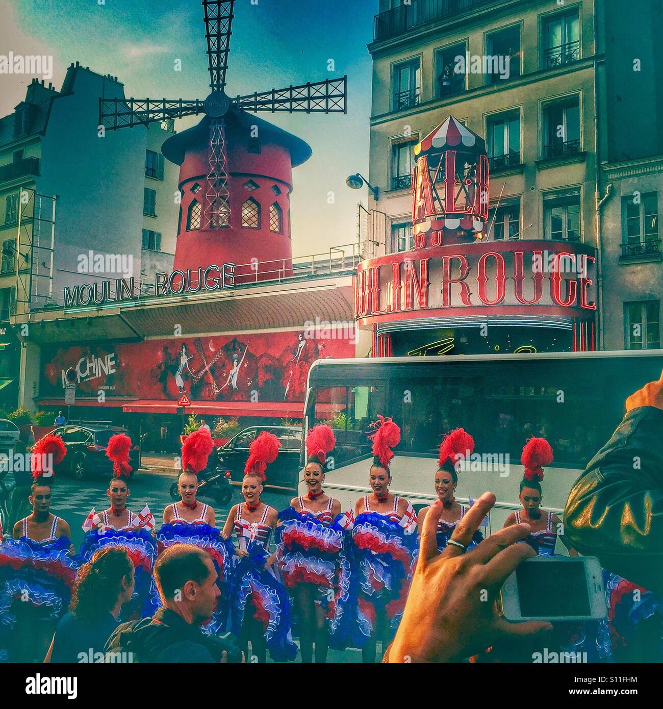 Auftritt vor dem Mouiln Rouge in Paris, Frankreich Stockfoto