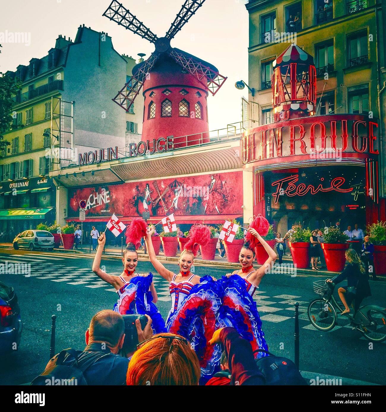 Drei Tänzerinnen posiert vor das Moulin Rouge in Paris, Frankreich Stockfoto