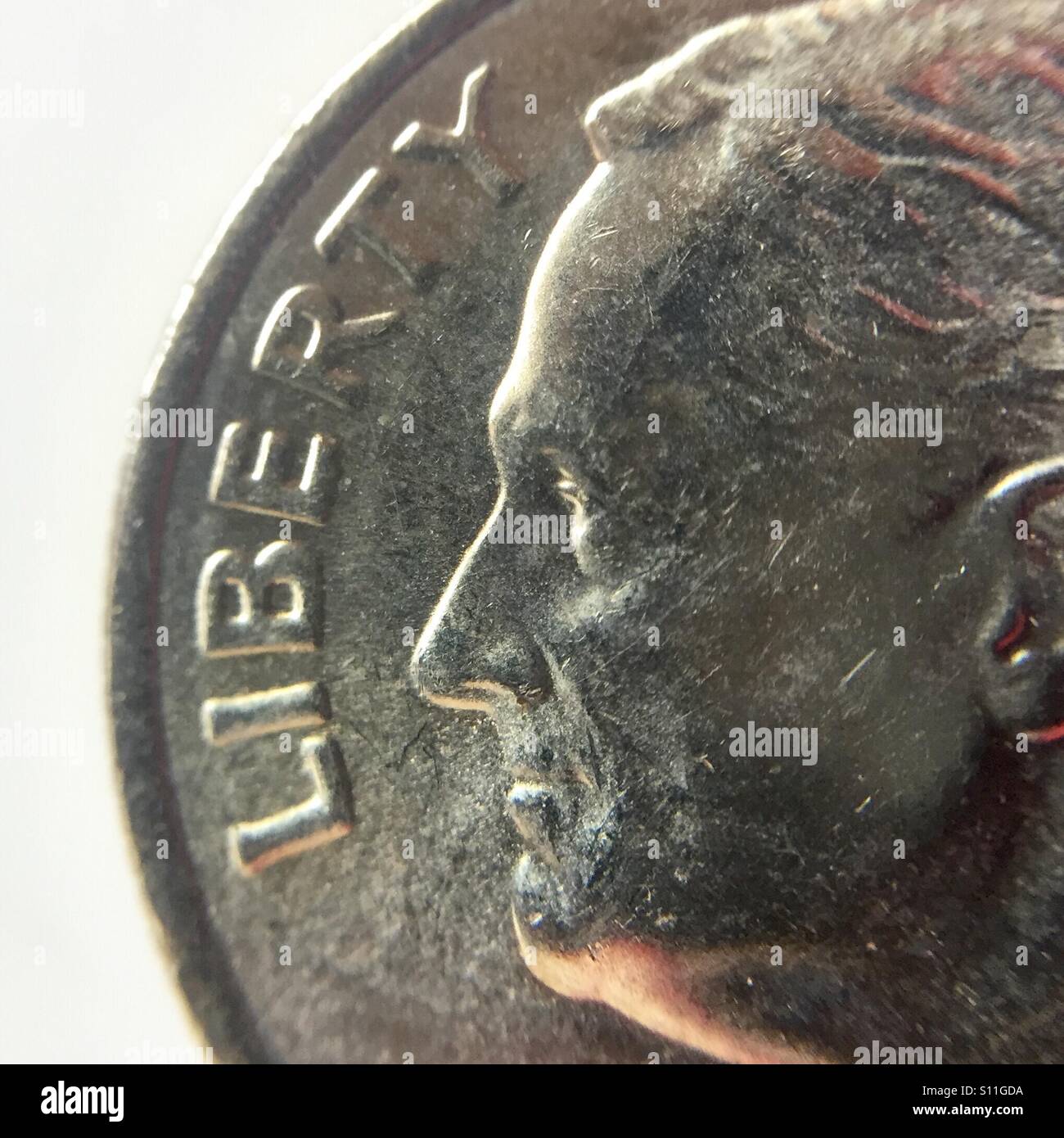 Extreme Nahaufnahme eines US-Dime, aufgenommen mit einer Telefonkamera und einem Clip auf einem Makroobjektiv - Smartphone-aufgenommenes Stockfoto