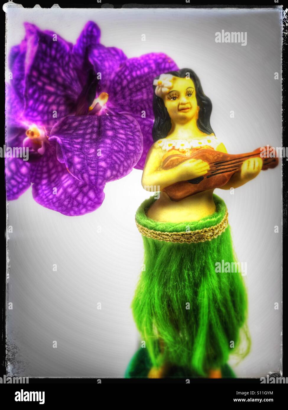 Retro-Hula-Mädchen-Dashboard-Puppe - Smartphone-aufgenommenes Stockfoto Retro-Hula-Mädchen-Dashboard-Puppe - Smartphone-aufgenommenes Stockfoto