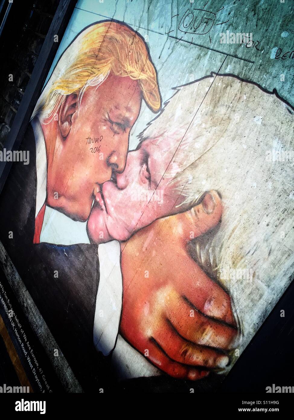 Boris Johnson und Donald Trump küssen. Eine symbolische Plakat für die Kampagne zur Abstimmung bleiben in der EU im britischen Referendum. Harringay, green Lanes, London, Vereinigtes Königreich (16. Juni) Stockfoto
