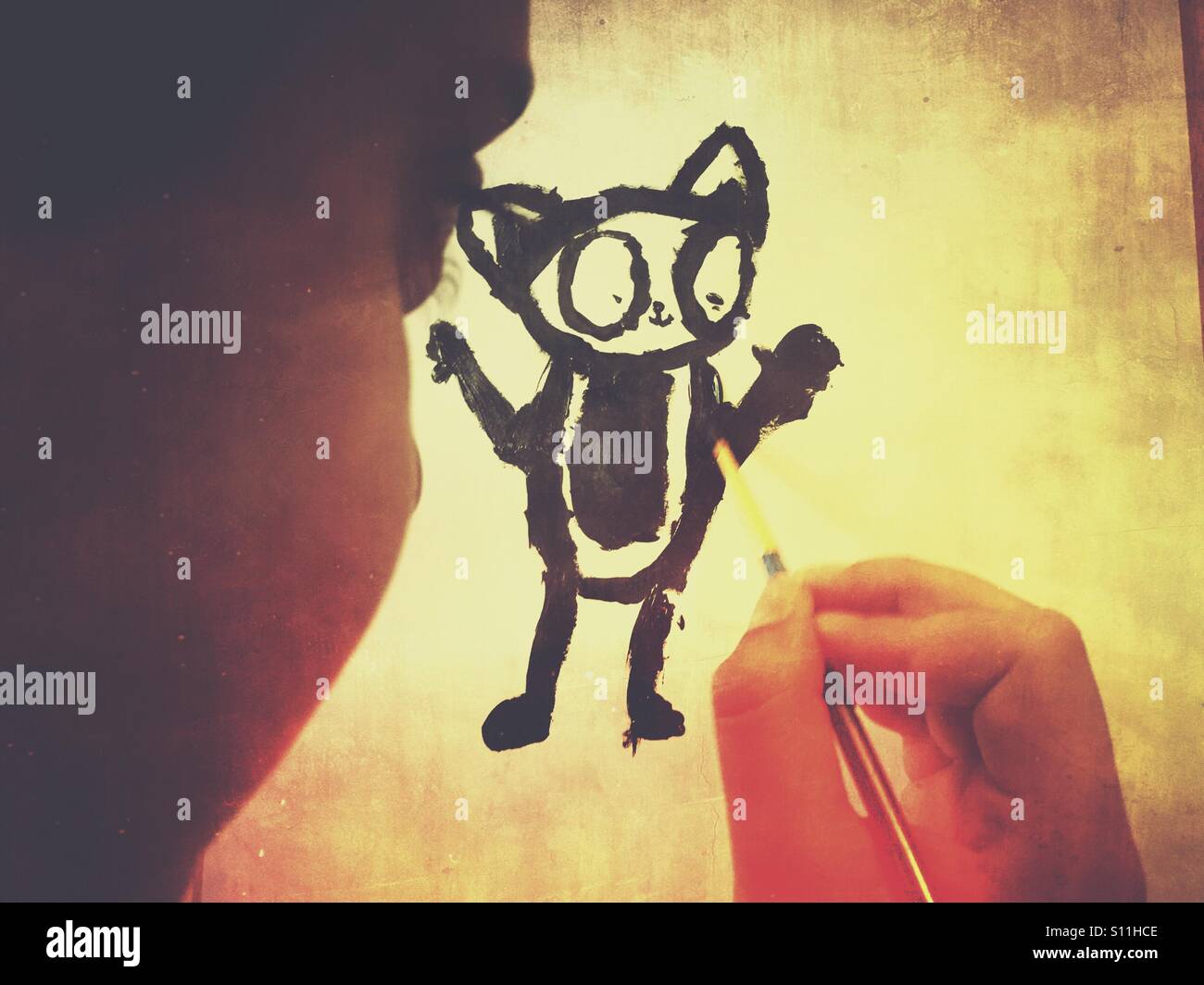 7 Jahre alten Jungen malen mit Acryl Klavier - Smartphone-aufgenommenes Stockfoto