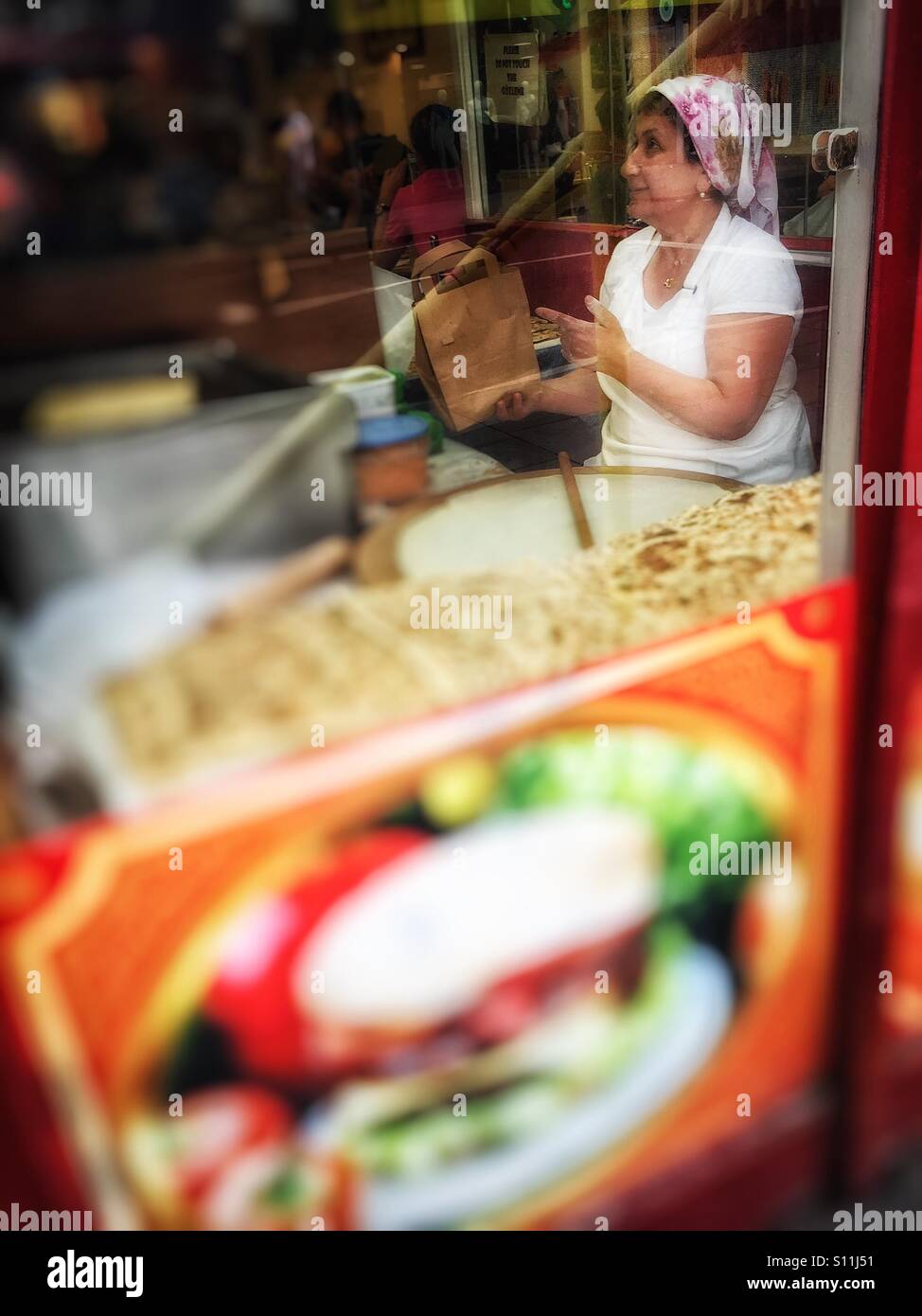 Blick durch das Fenster eines türkischen Restaurants in Hackney, London, Vereinigtes Königreich Stockfoto