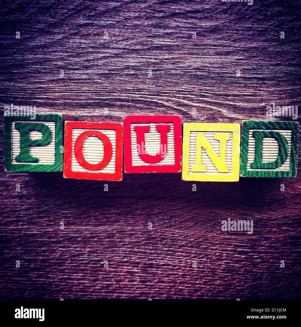 Wort Pfund getan mit Slphabet Holz-Blockbuchstaben Stockfoto