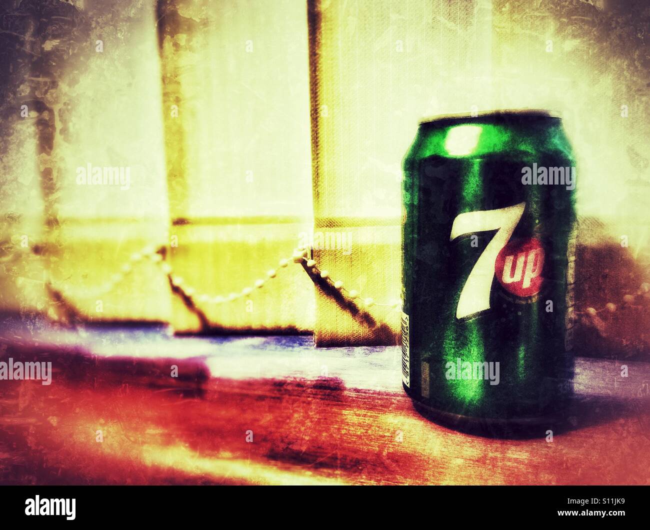 Ein 7up können auf einem Fensterbrett. - Smartphone-aufgenommenes Stockfoto