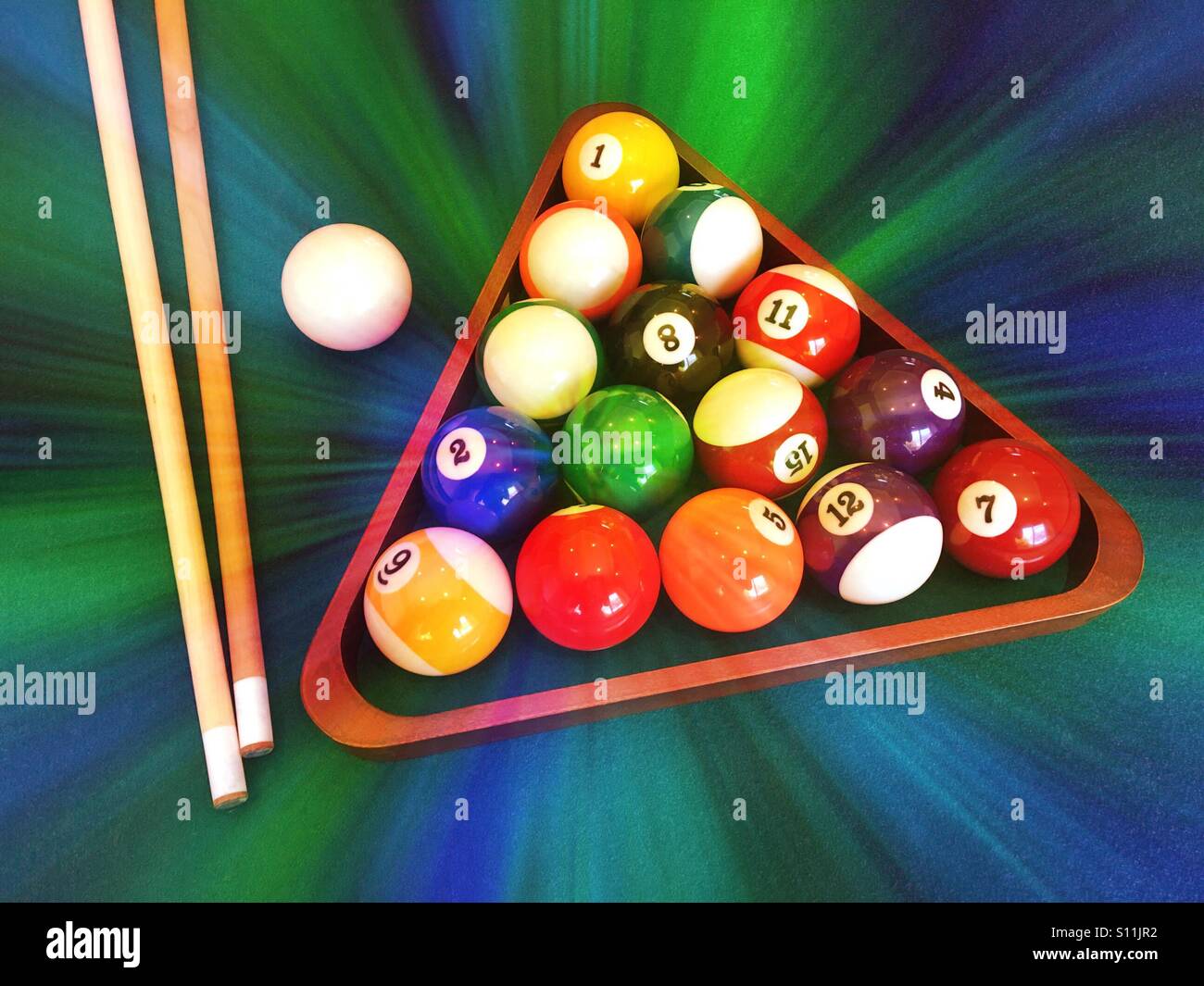 Rack mit Kugeln, weiße Kugel und Cue sticks für eine Partie Billard - Smartphone-aufgenommenes Stockfoto