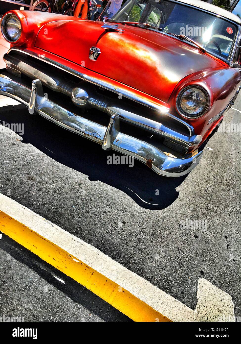 50er Jahre Ford Overdrive Oldtimer - Smartphone-aufgenommenes Stockfoto