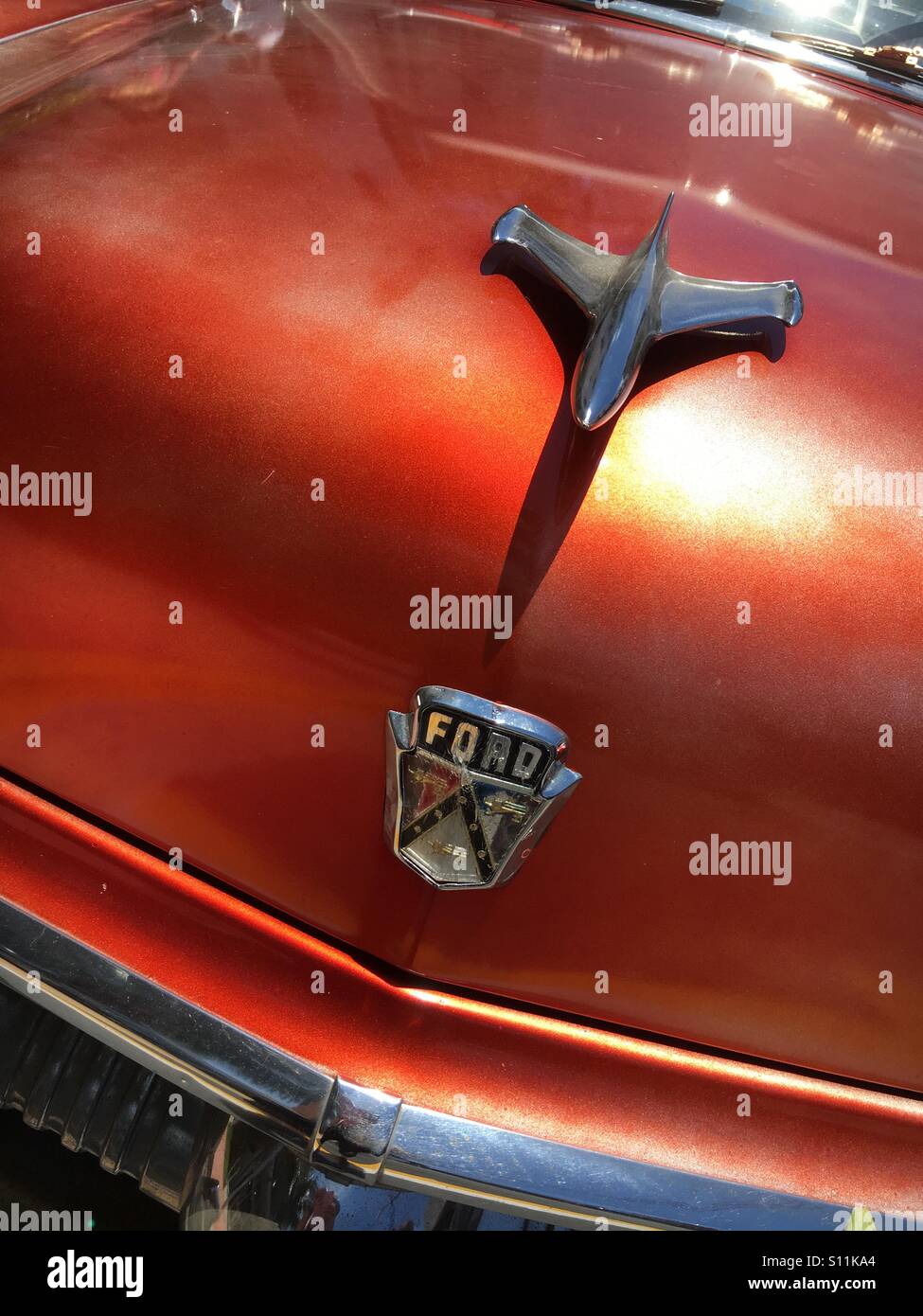 50er Jahre Ford Kühlerfigur - Smartphone-aufgenommenes Stockfoto