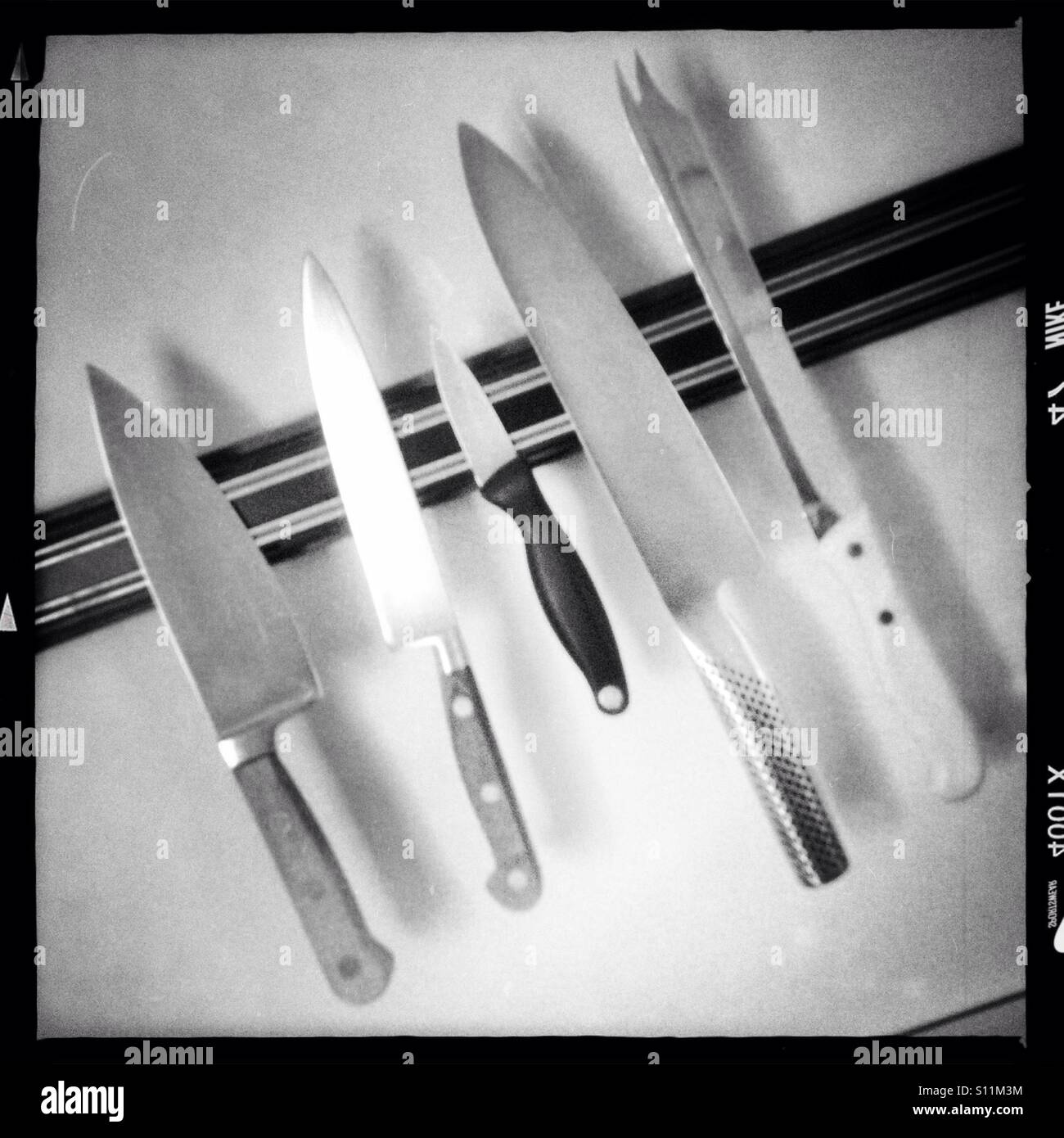Küchenmesser auf einem magnetischen Gestell Stockfoto