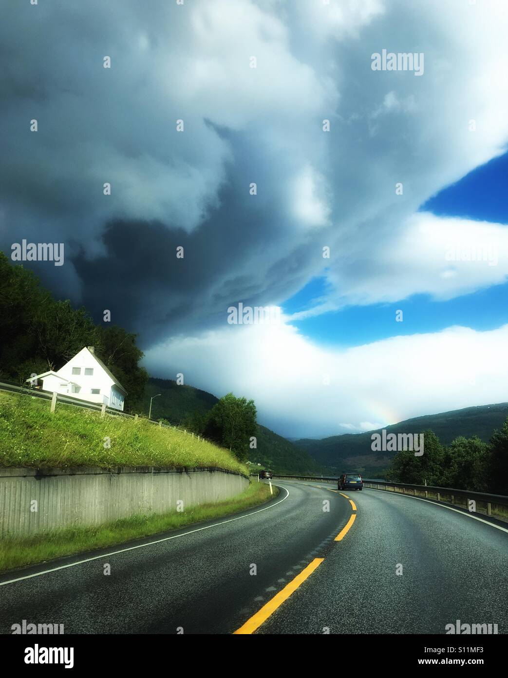 Dunkle Wolken trifft Regenbogen Stockfoto