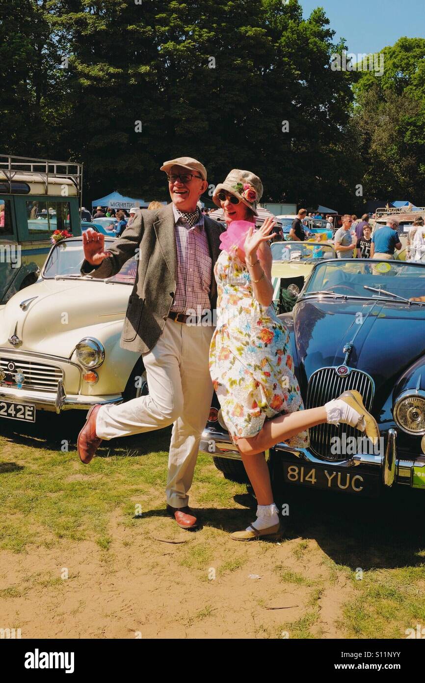 Putzt sich bei einer Oldtimer-Rallye in England UK - Smartphone-aufgenommenes Stockfoto