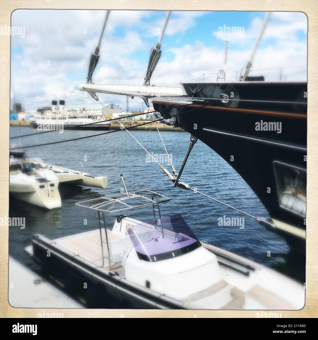 Bugspriet super Yacht "Eos" mit zarten Vordergrund- und TS Königin Mary. Greenock, Schottland Stockfoto