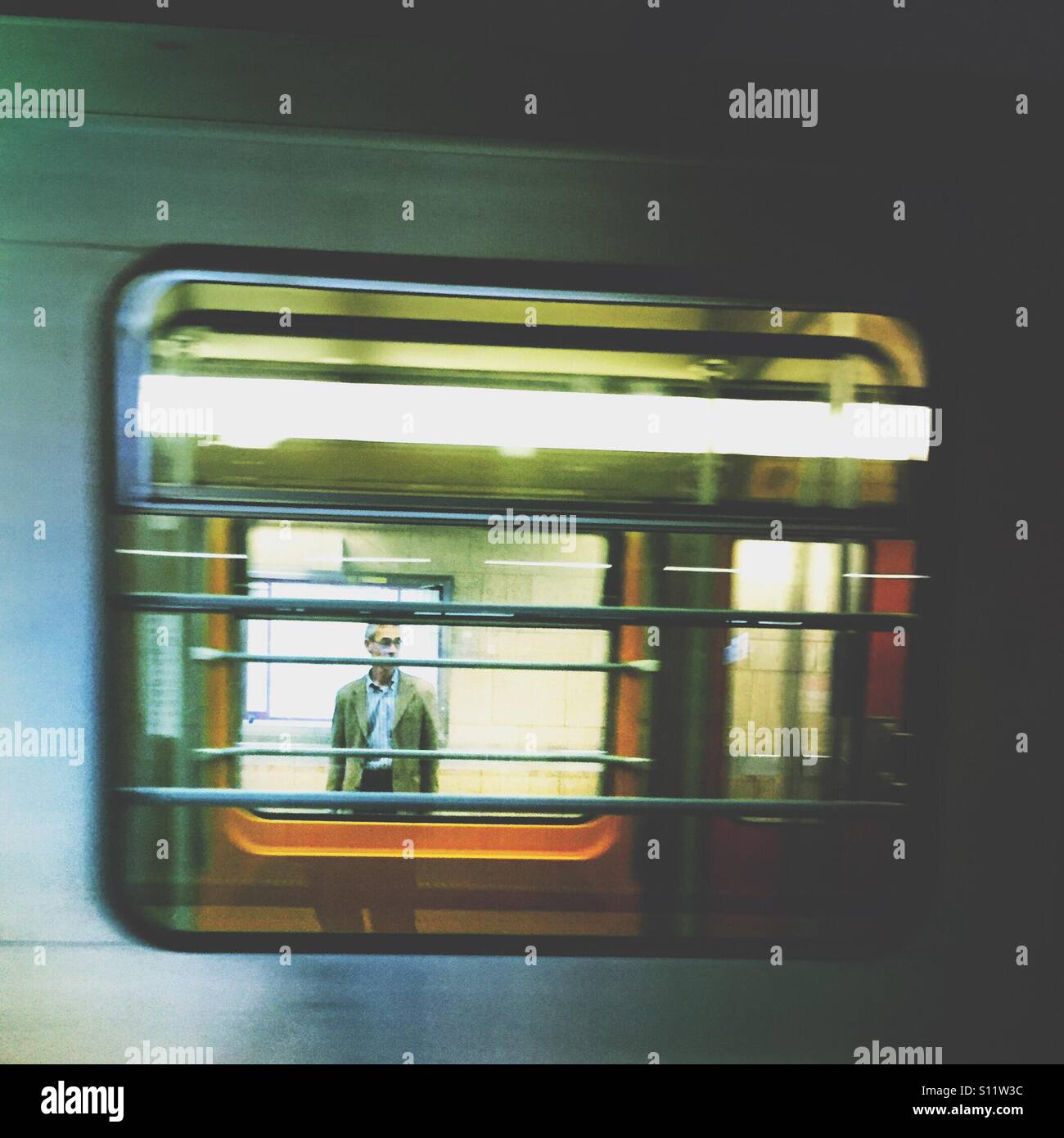 Fenster in die Seele. Mann, gesehen durch die Fenster von einer u-Bahn-Wagen. Stockfoto