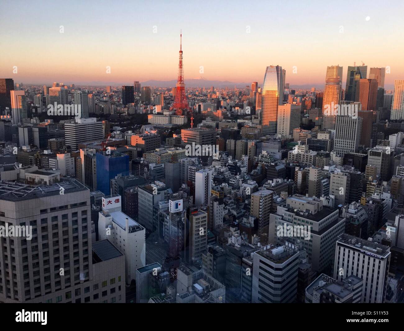 Sonnenaufgang über Tokyo mit dem Mond und Tokyo Tower - Smartphone-aufgenommenes Stockfoto