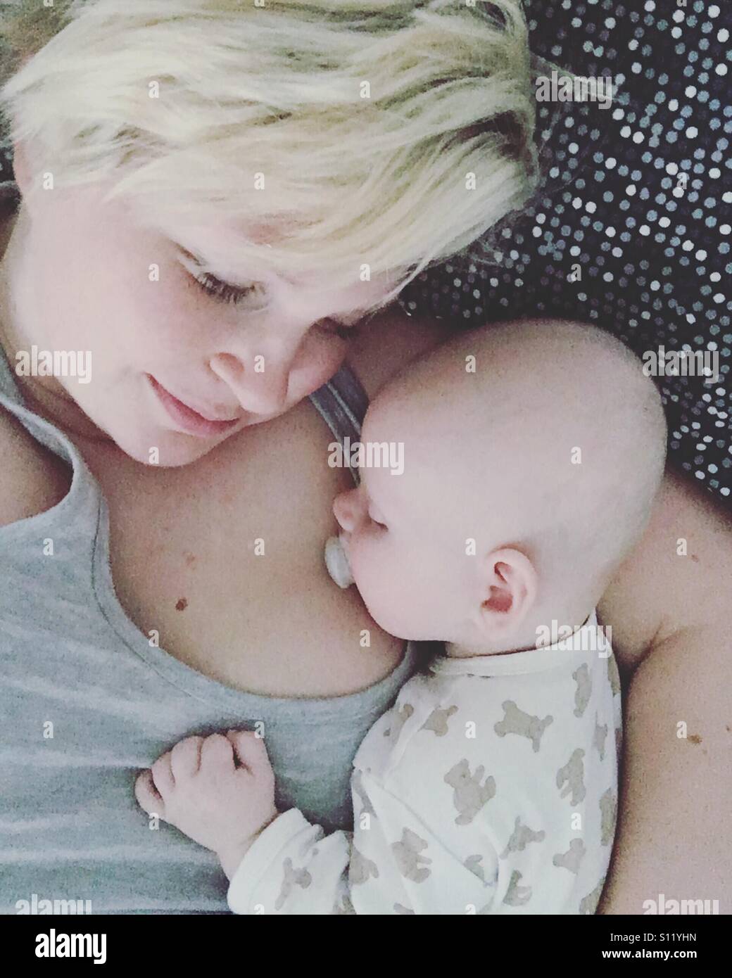 Mutter und Baby Nickerchen Stockfoto