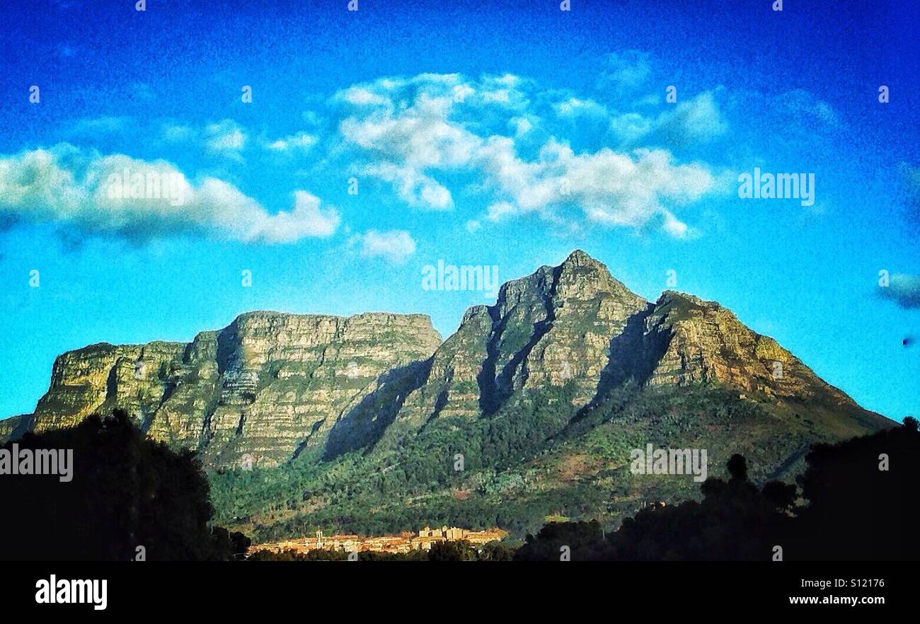 Tafelberg, gesehen von der Cape Flats Stockfoto