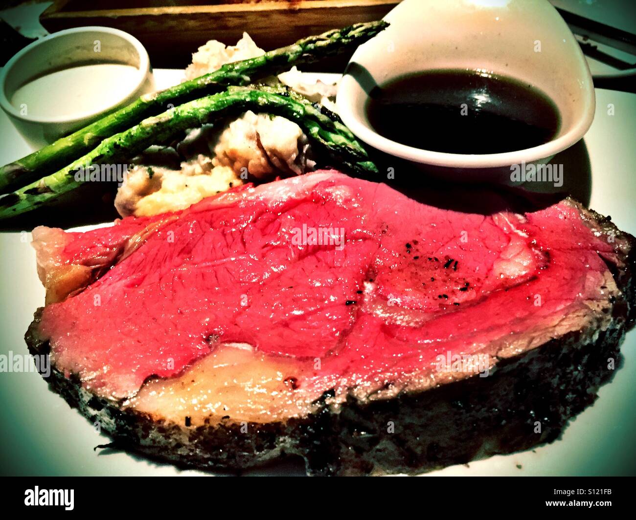 Saftige Hochrippe Abendessen au jus mit Spargel - Smartphone-aufgenommenes Stockfoto