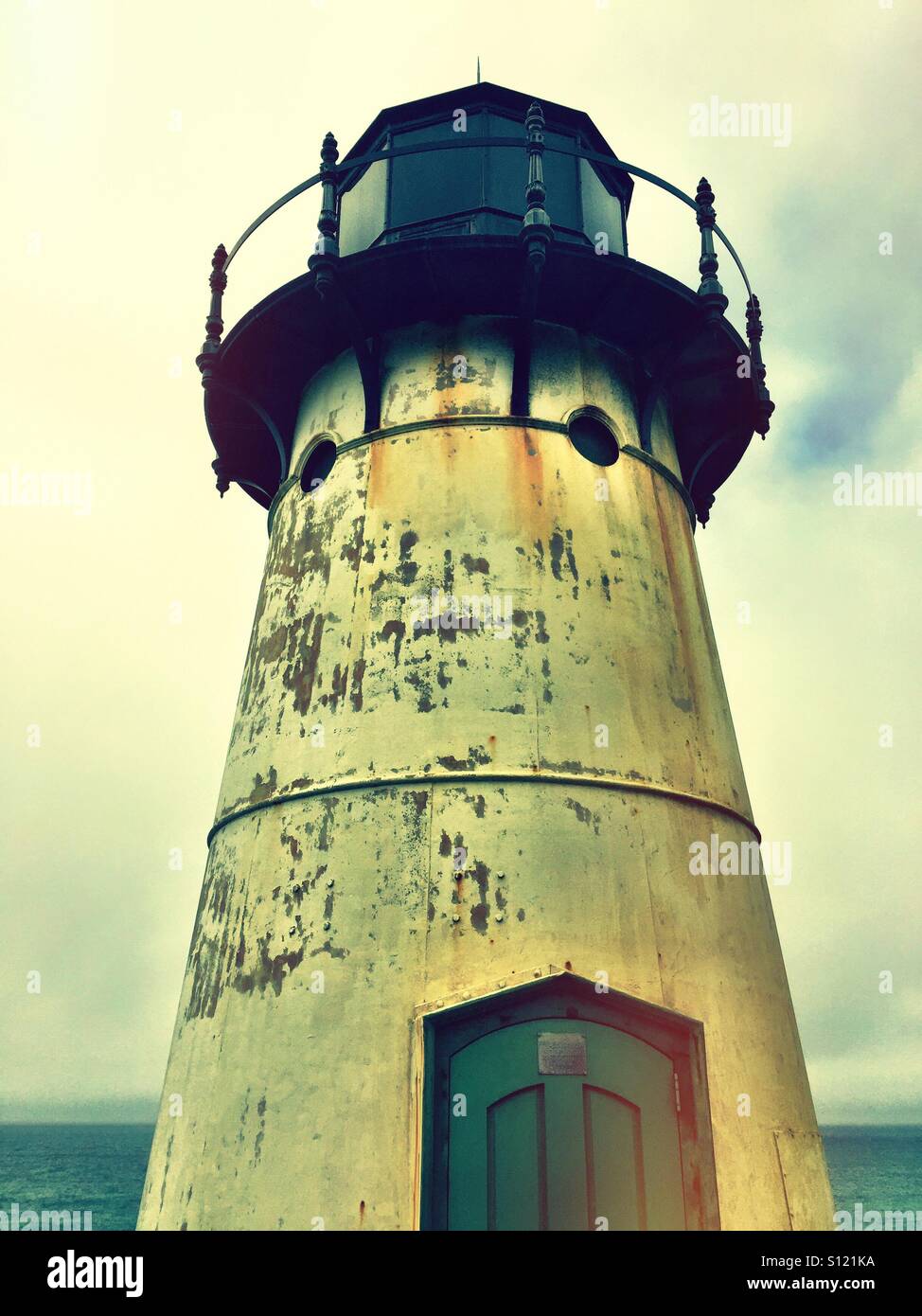 Alter Leuchtturm in Pacifica, Kalifornien unter einer stürmischen marine Stockfoto