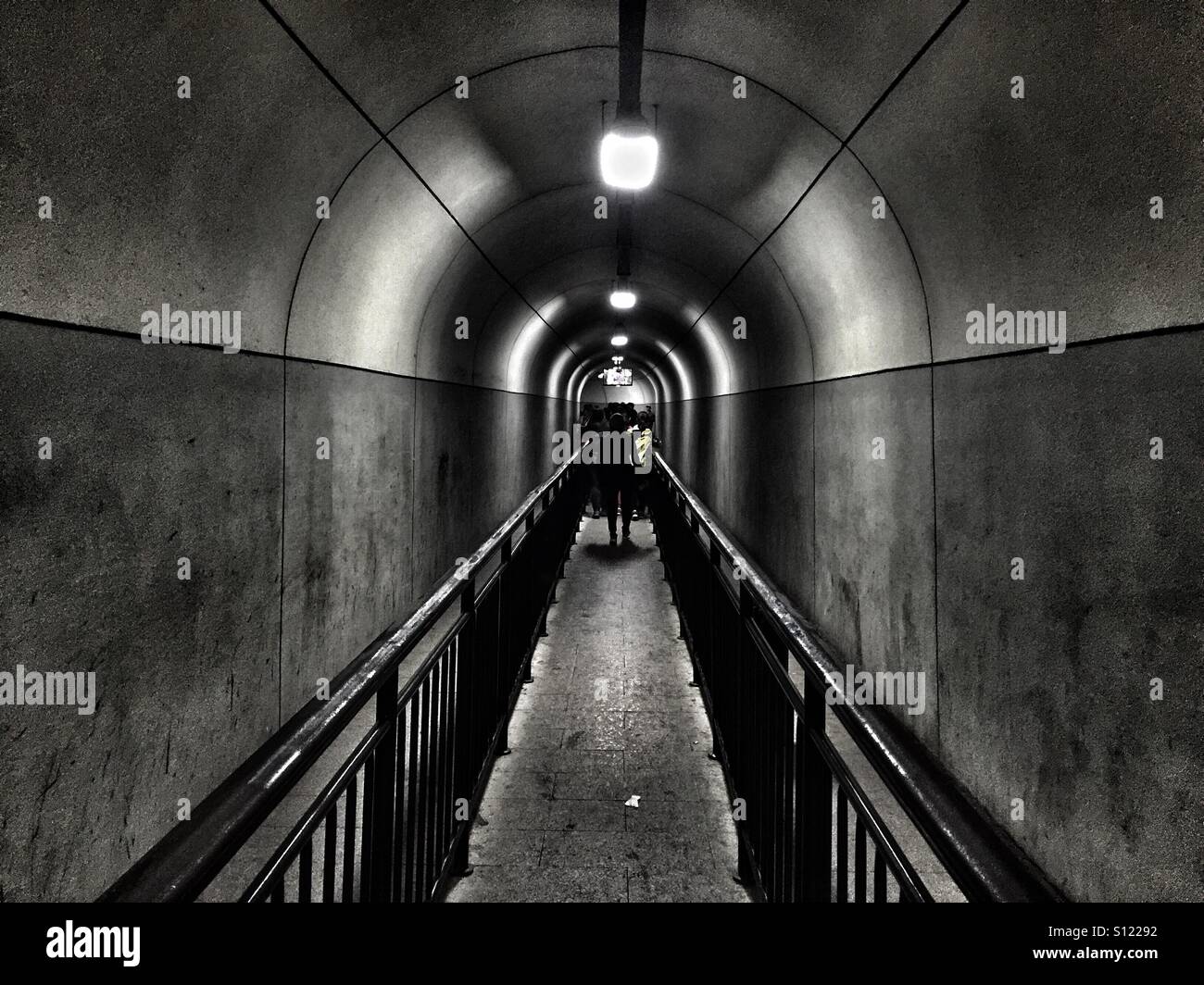 Menschen am Ende des Tunnels Stockfoto