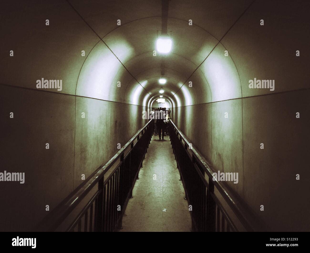 Menschen am Ende des Tunnels - Smartphone-aufgenommenes Stockfoto